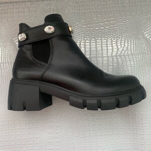 LIKE NEW Madden Amulet Jewel Boots 7 1/2